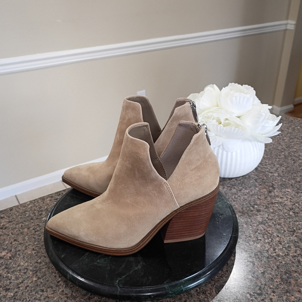 Vince Comuto Gigietta Bootie Tan /  Nuede Suede